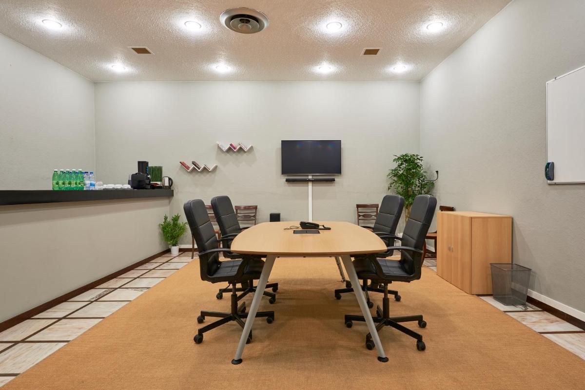 Uma televisão e/ou sistema de entretenimento em Hotel Golf Mar