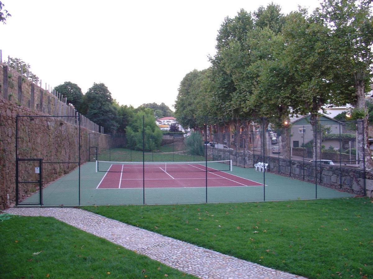 Comodidades para jogar ténis e squash em Hotel Convento dos Capuchos ou nas proximidades