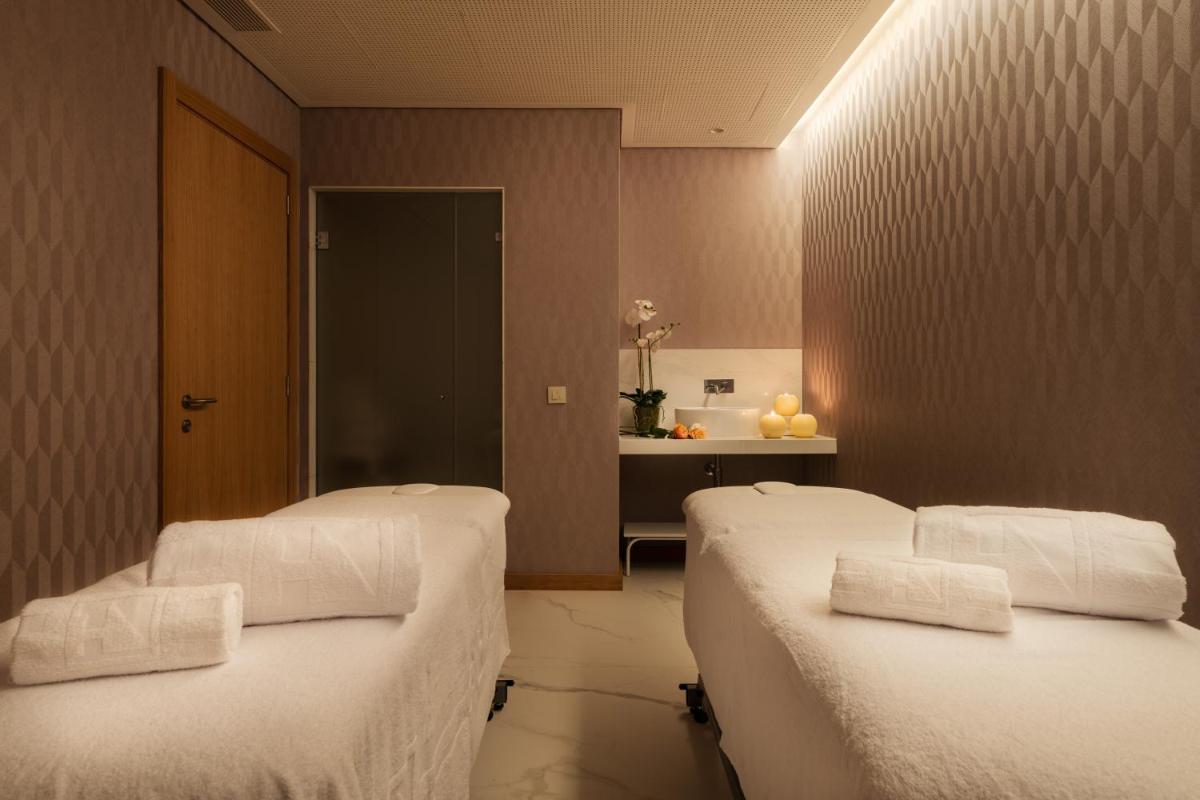 Uma cama ou camas num quarto em Eurostars Matosinhos