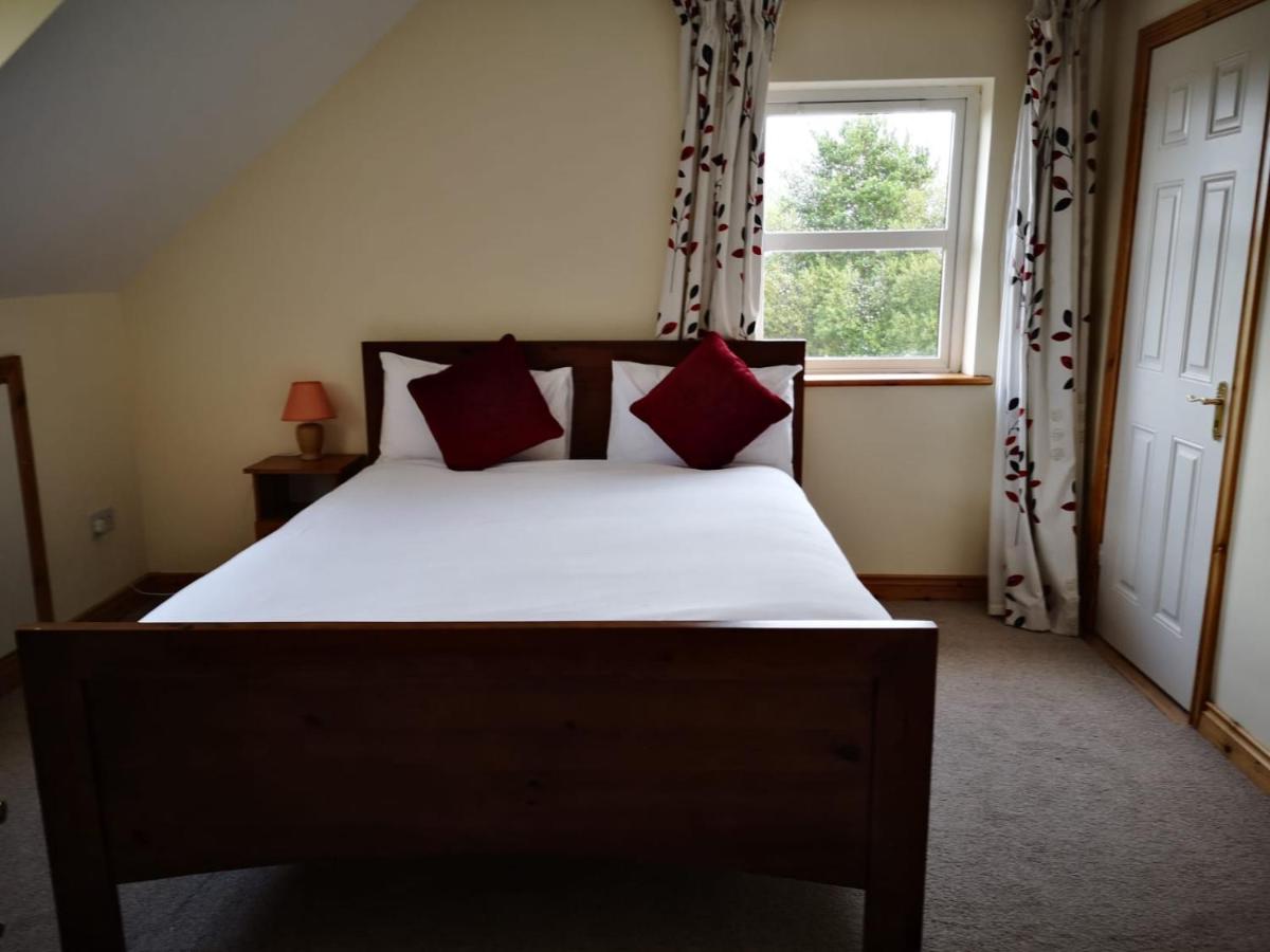 Modern Six Bedroom House Westport - Housity