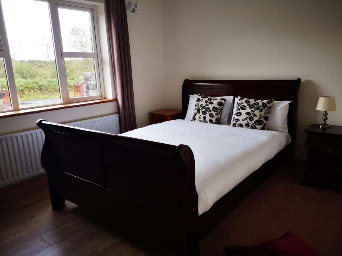 Modern Six Bedroom House Westport - Housity