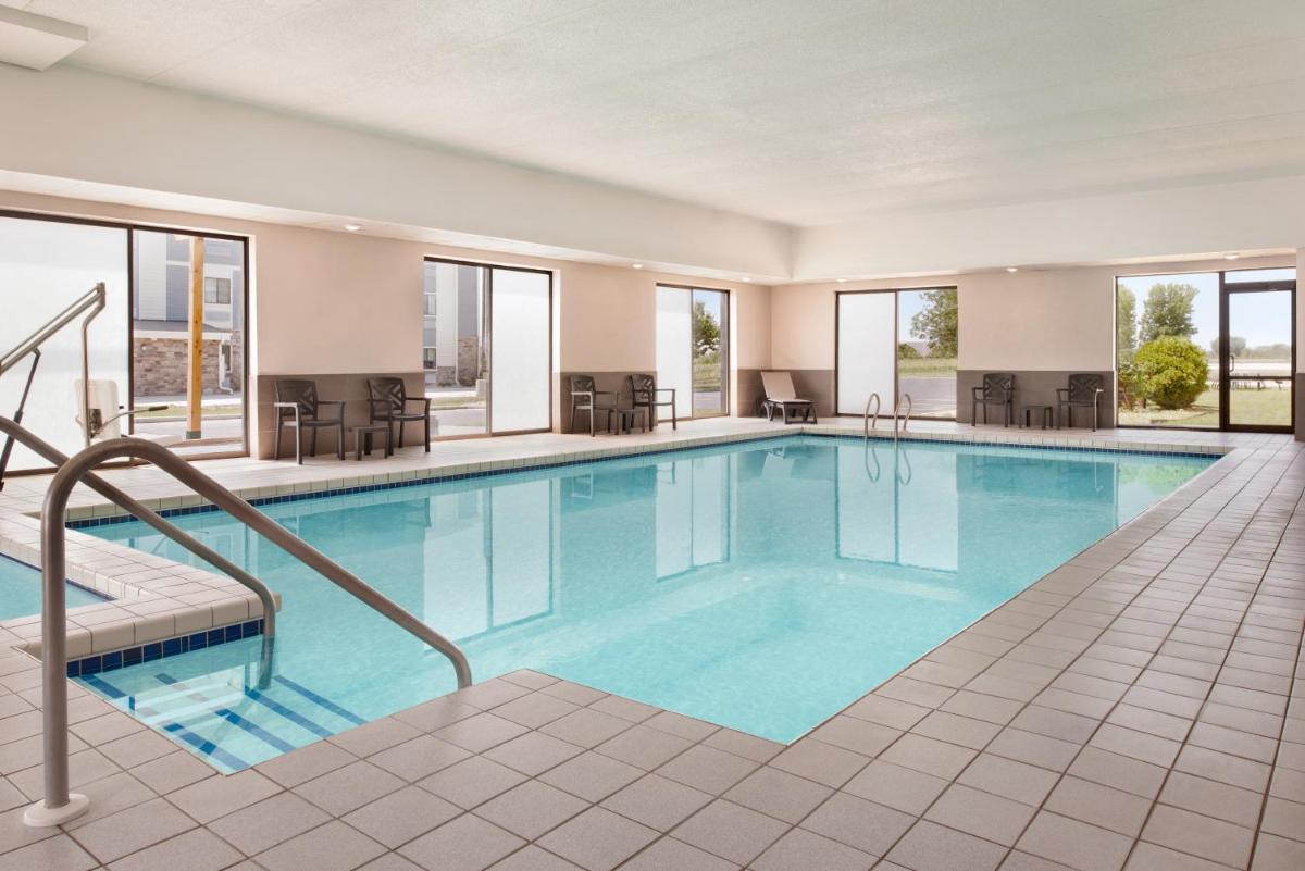 Country Inn & Suites by Radisson, Mt Pleasant-Racine West, WI - Housity