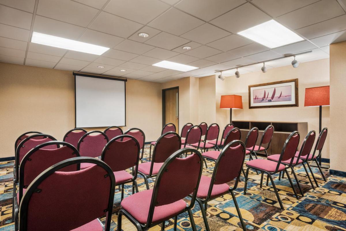 Country Inn & Suites by Radisson, Mt Pleasant-Racine West, WI - Housity
