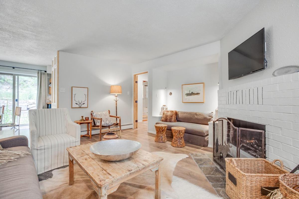 Riverside Retreat - Housity