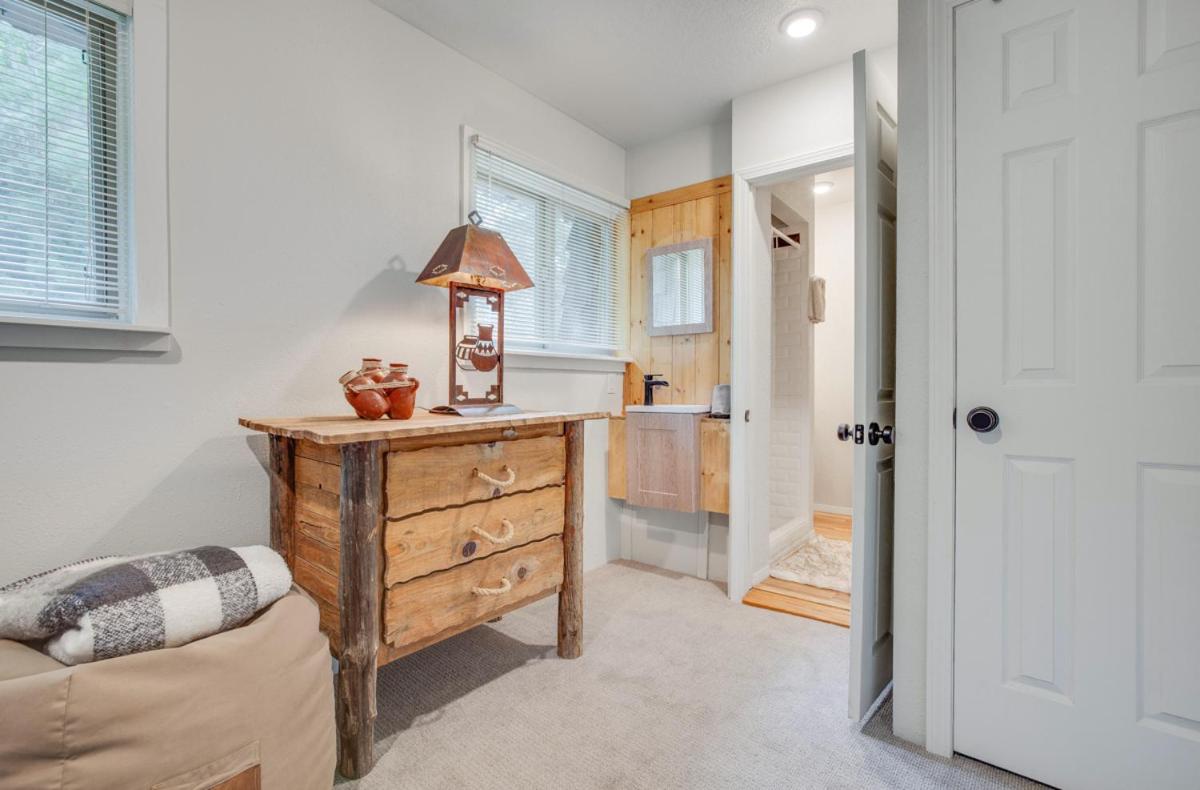 Riverside Retreat - Housity