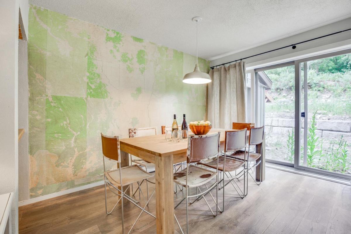 Riverside Retreat - Housity