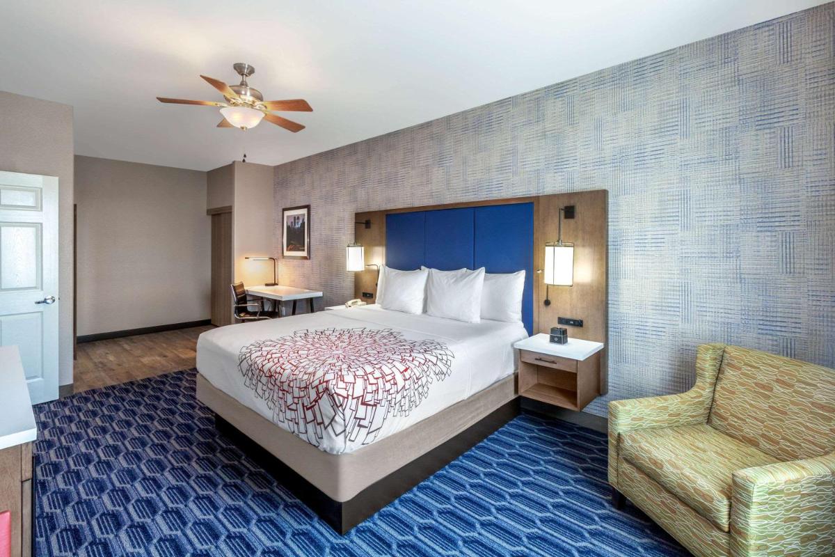 La Quinta by Wyndham Houston Channelview - Housity