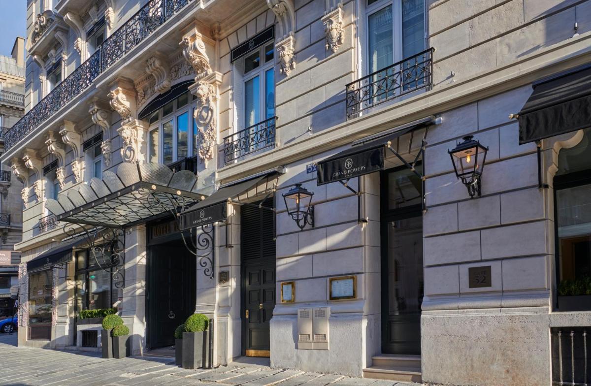 un bâtiment avec des balcons sur le côté dans l'établissement Grand Powers Hotel, à Paris