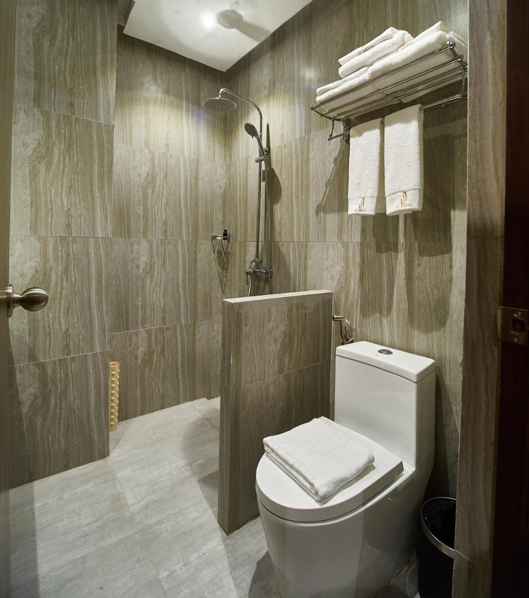 J7 Plaza Hotel - Housity