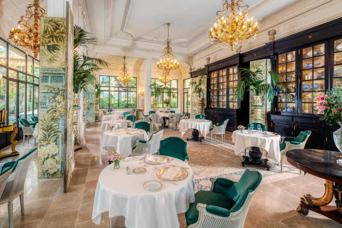 une salle à manger avec tables, chaises et lustres dans l'établissement Villa Saint-Ange, à Aix-en-Provence
