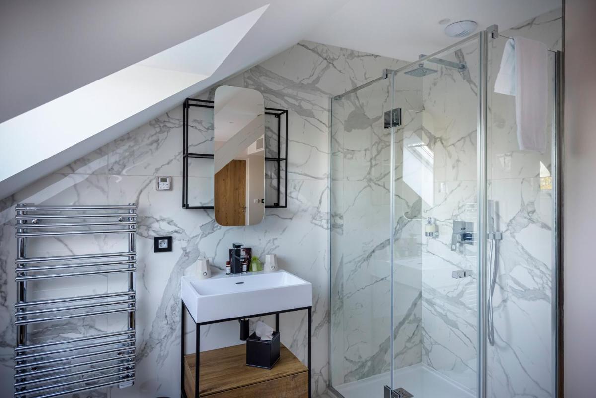 Salle de bains dans l'établissement Hôtel La Garenne