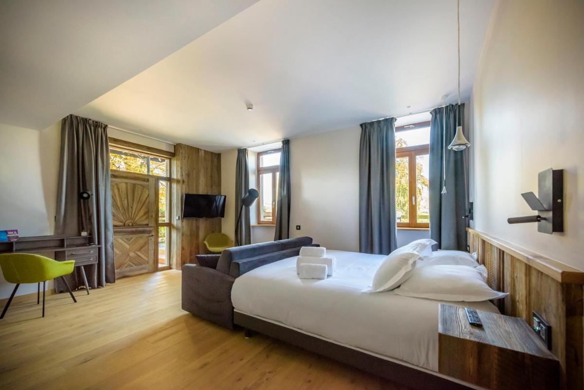 Télévision ou salle de divertissement dans l'établissement Hôtel La Garenne