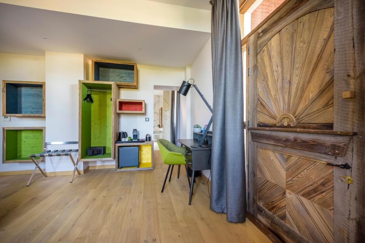 Coin salon dans l'établissement Hôtel La Garenne