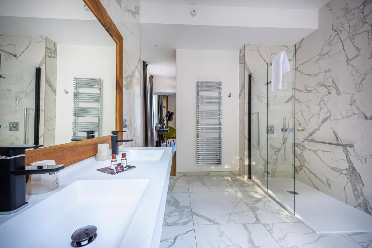 Salle de bains dans l'établissement Hôtel La Garenne