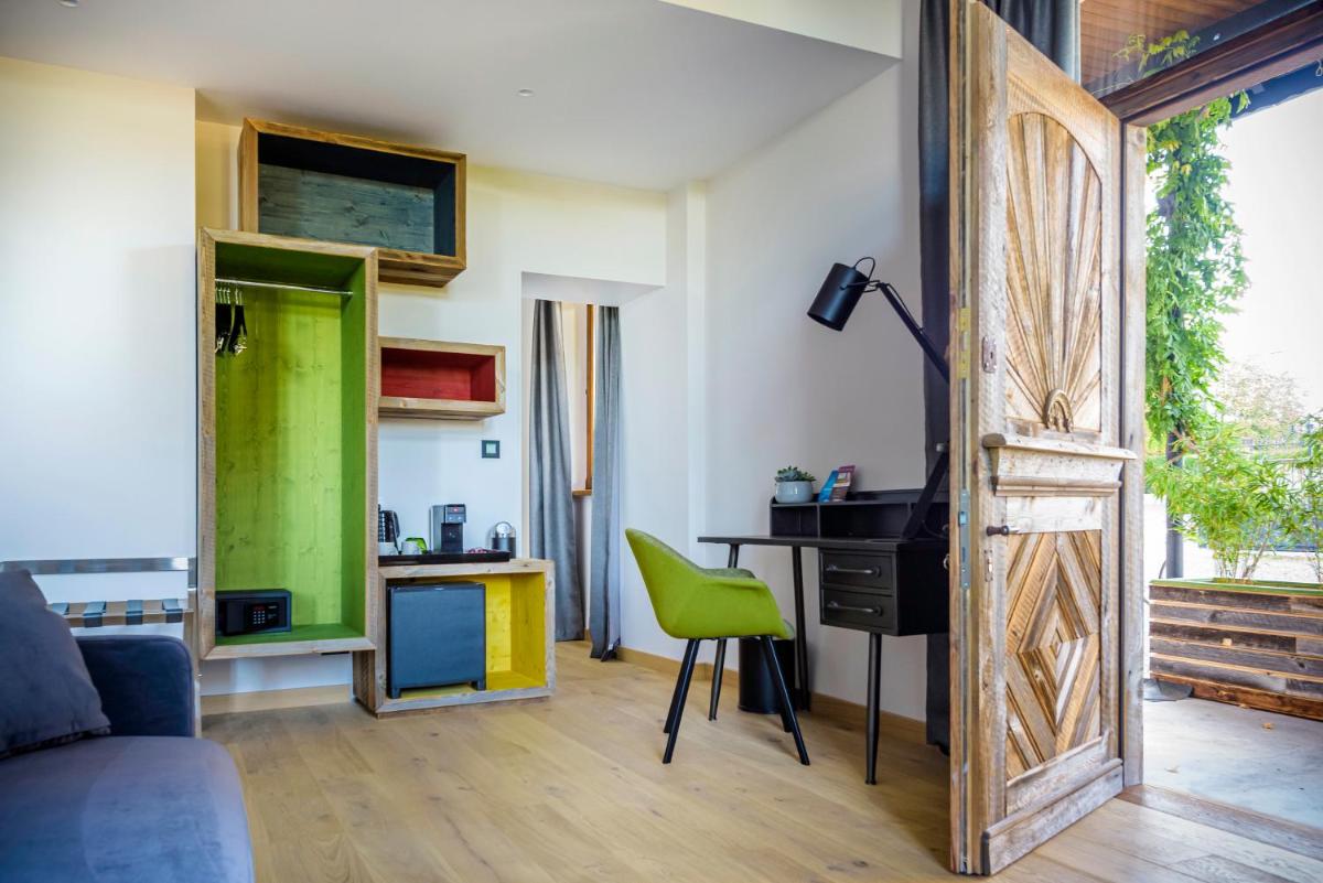 Coin salon dans l'établissement Hôtel La Garenne