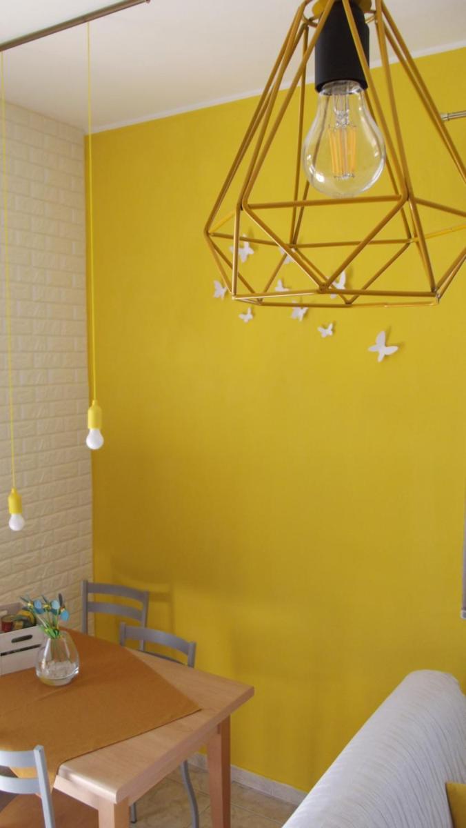 Yellow House CIR 12040 - Housity