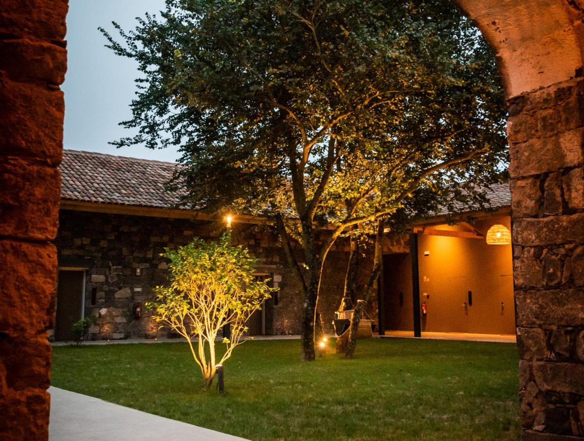 Um jardim no exterior de SENSI Azores Nature and SPA