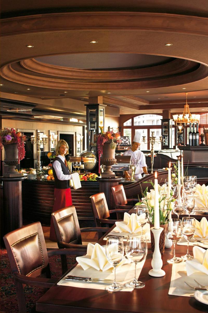 Ein Restaurant oder anderes Speiselokal in der Unterkunft Yachthafenresidenz Hohe Düne