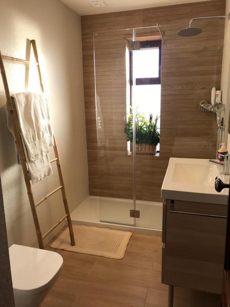 Beachfront Apartment with Swimming Pool - Housity