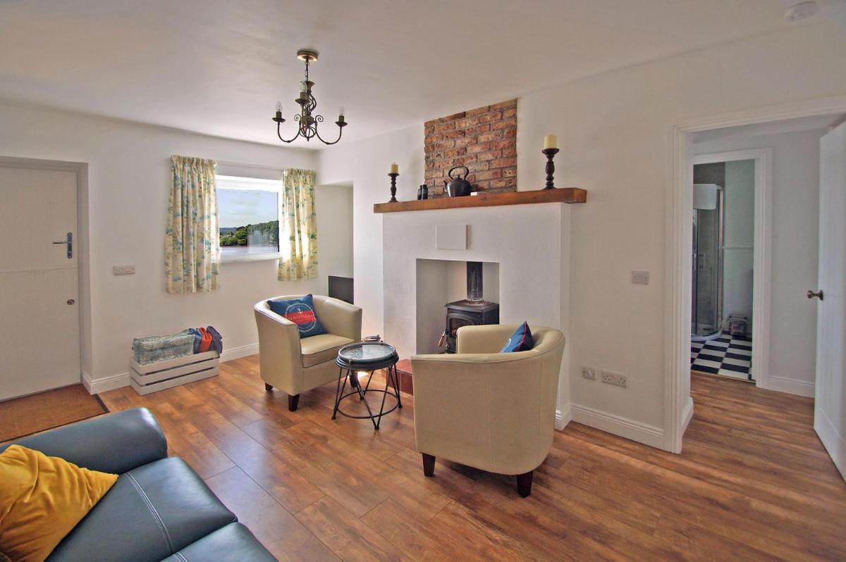 Cottage at Youghal Bridge - Housity