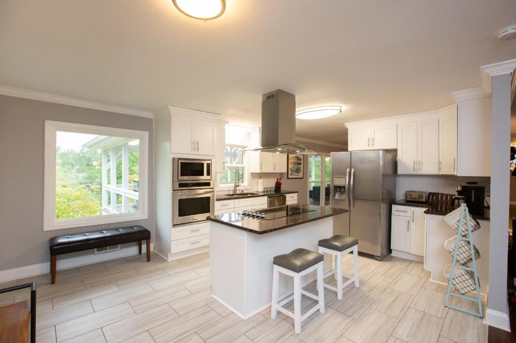 The Lakehouse - 7BR Upscale Villa - Housity