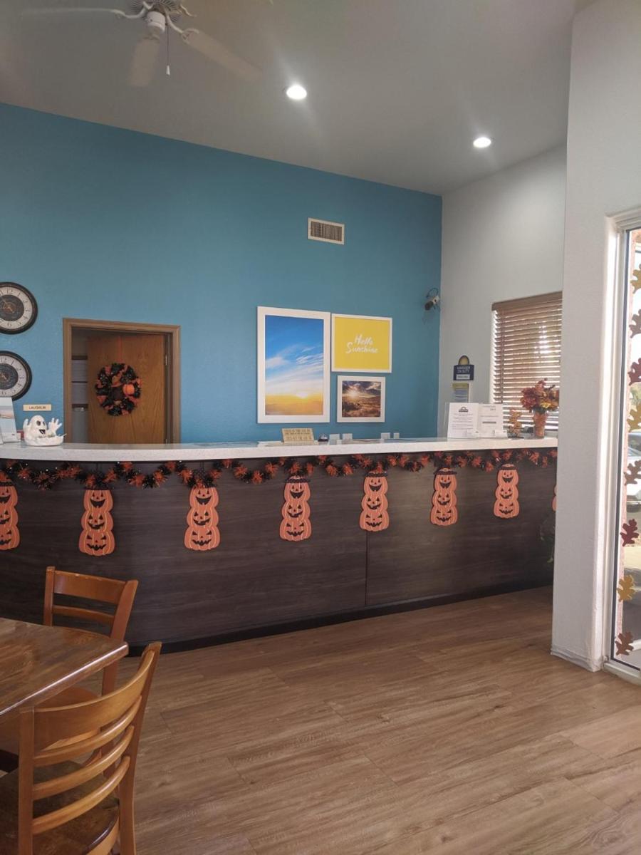 Days Inn by Wyndham Bullhead City - Housity