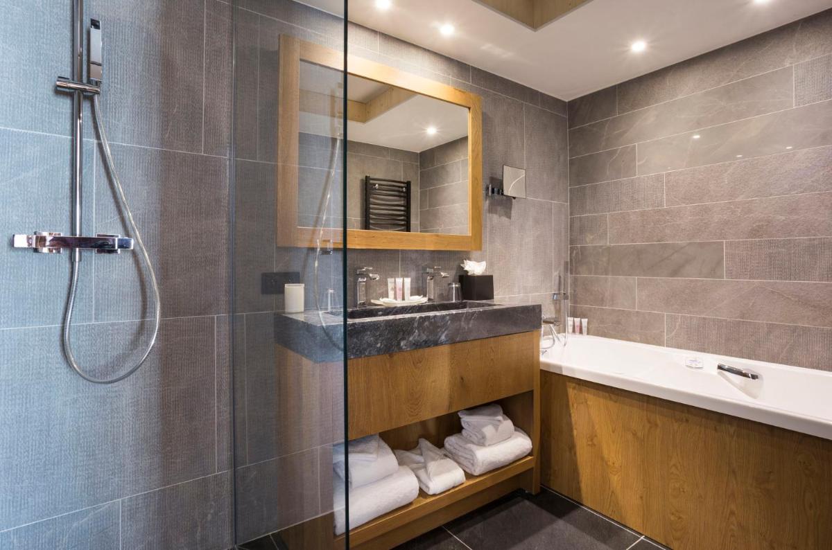 Salle de bains dans l'établissement Hôtel Alparena & Spa - 4 étoiles