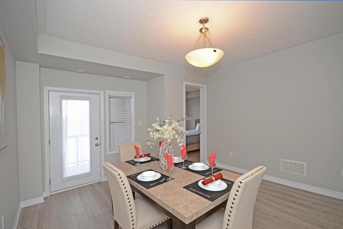Royal Stays Townhome Collection - 3 Bedroom Townhome in Oakville - Housity