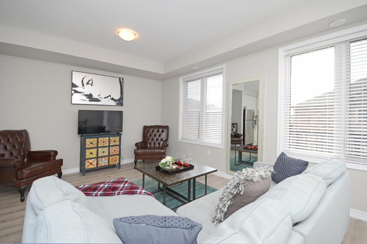 Royal Stays Townhome Collection - 3 Bedroom Townhome in Oakville - Housity