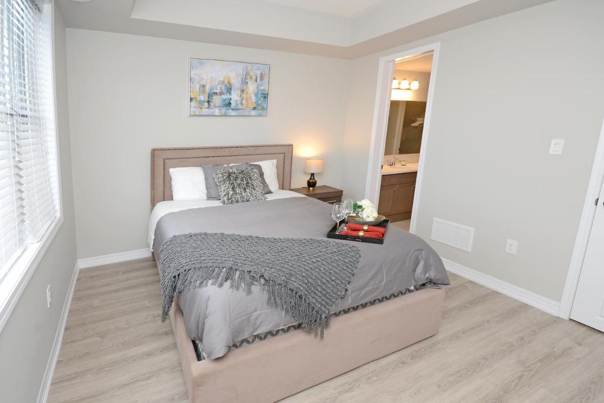 Royal Stays Townhome Collection - 3 Bedroom Townhome in Oakville - Housity