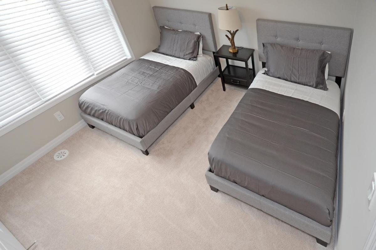 Royal Stays Townhome Collection - 3 Bedroom Townhome in Oakville - Housity