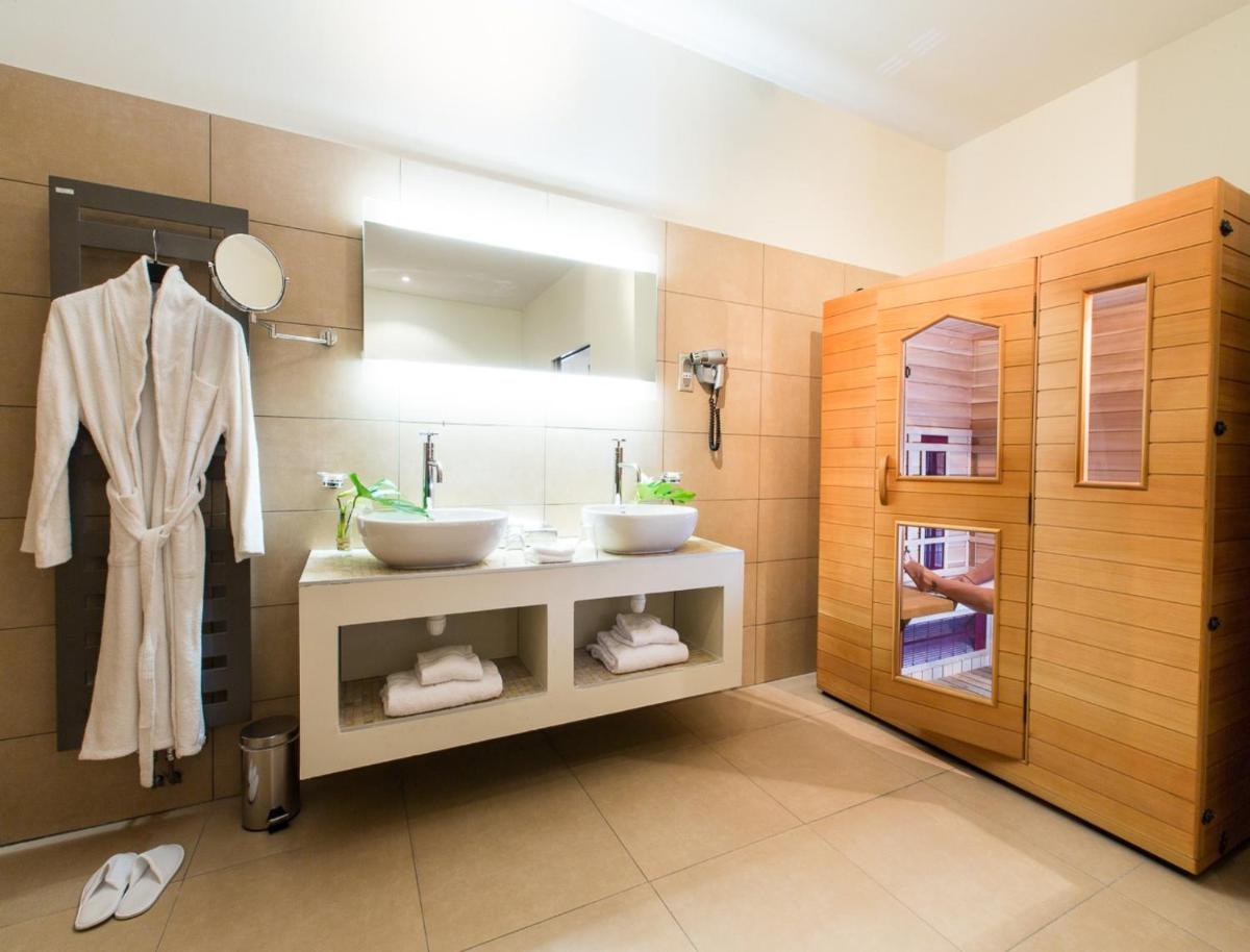 Salle de bains dans l'établissement Hôtel Spa Marotte