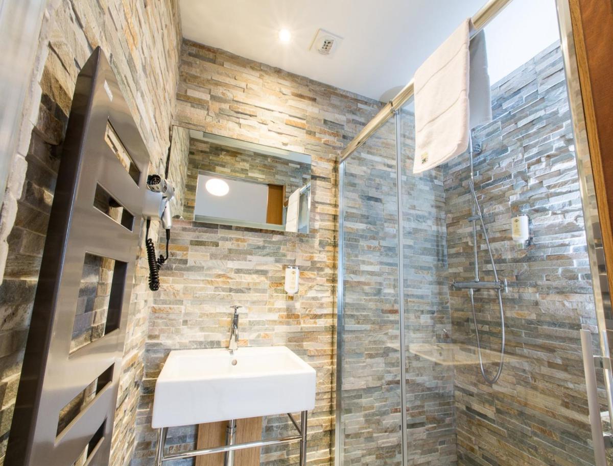 Salle de bains dans l'établissement Hôtel Spa Marotte