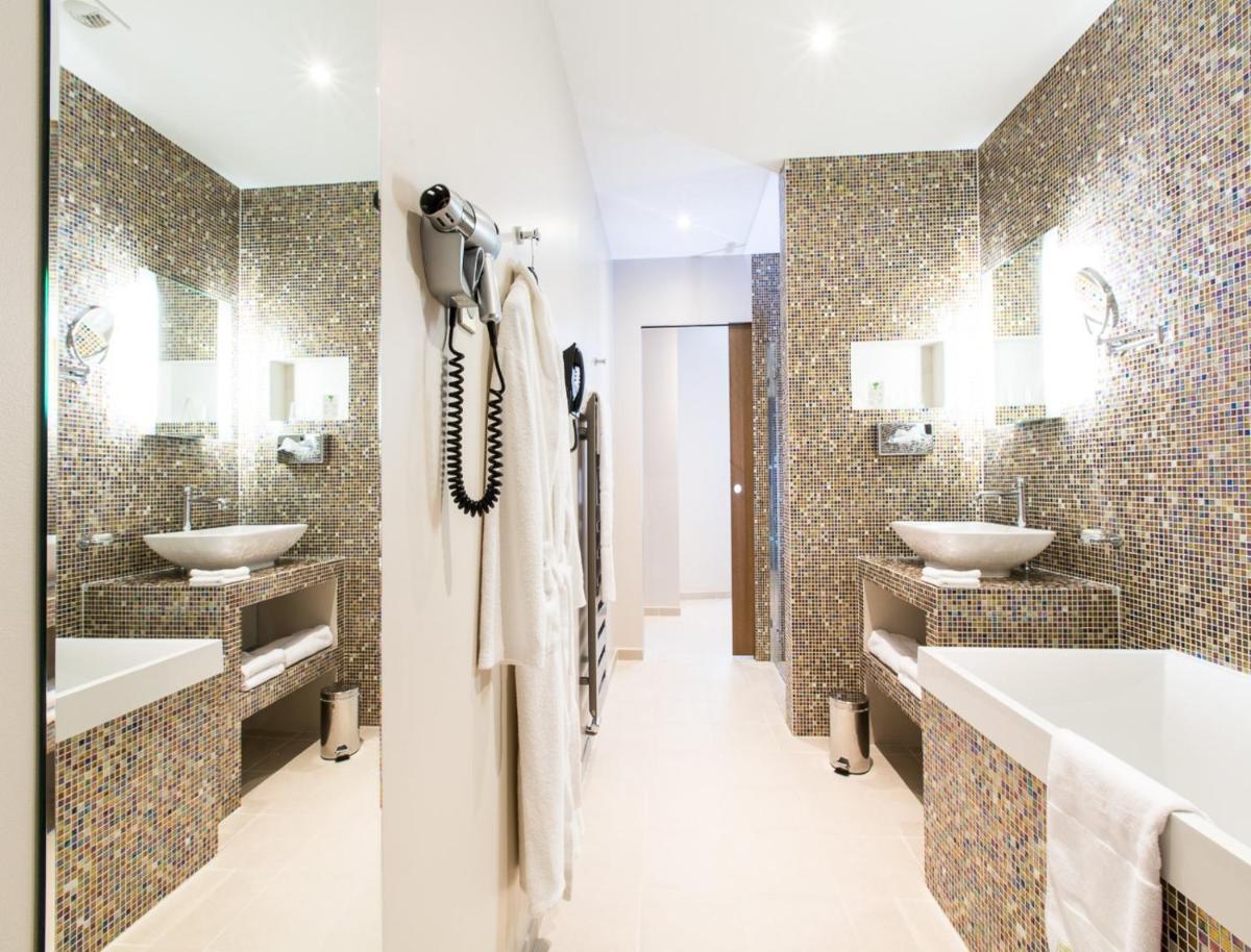 Salle de bains dans l'établissement Hôtel Spa Marotte