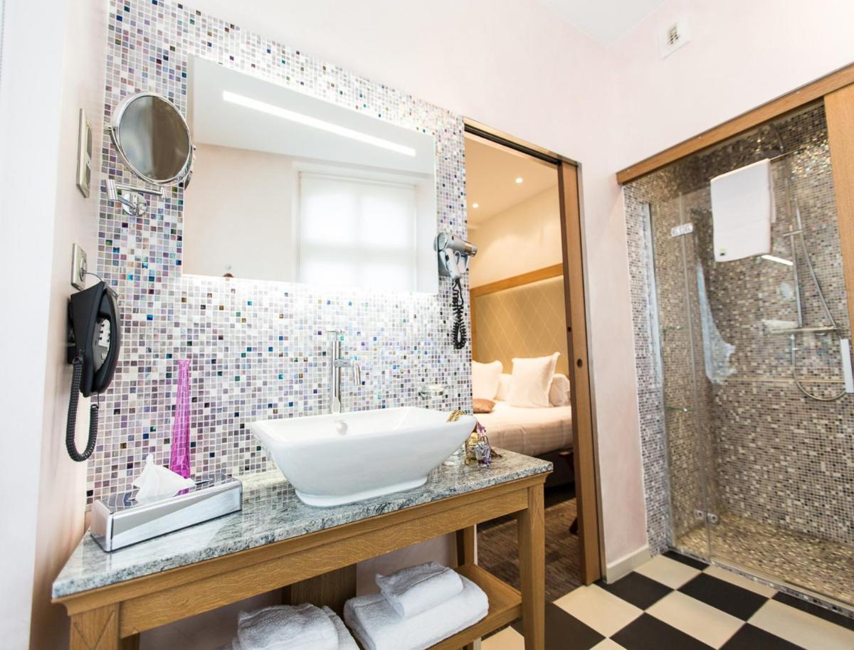 Salle de bains dans l'établissement Hôtel Spa Marotte