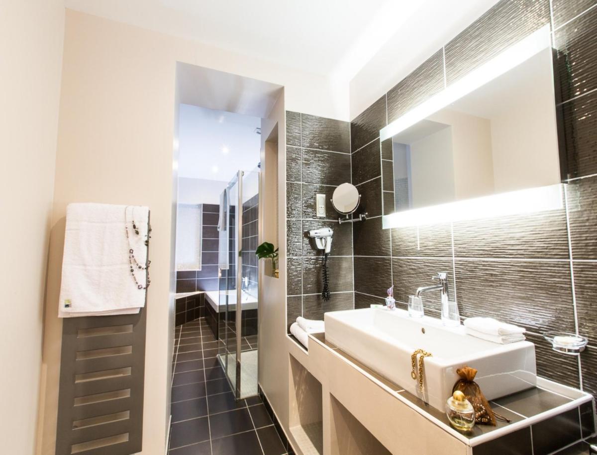 Salle de bains dans l'établissement Hôtel Spa Marotte