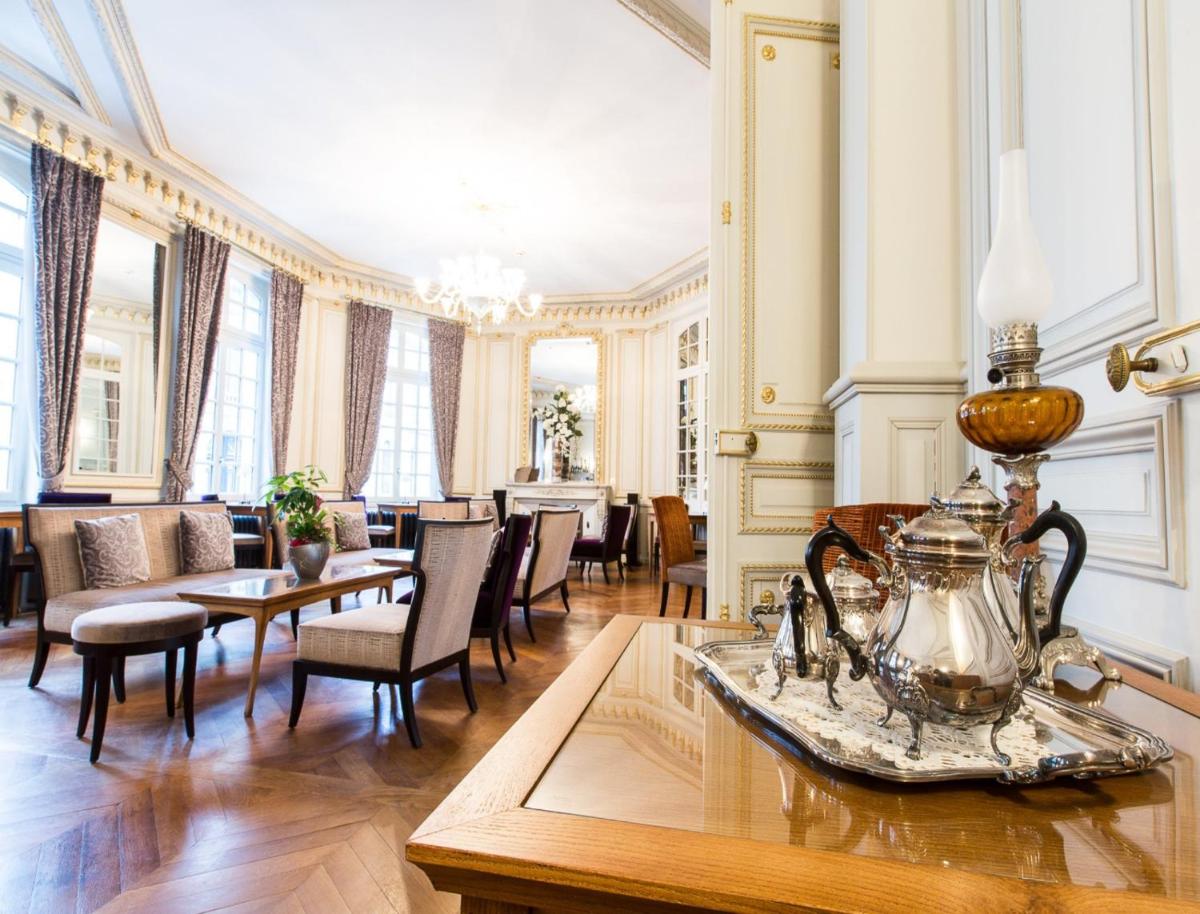 Coin salon dans l'établissement Hôtel Spa Marotte