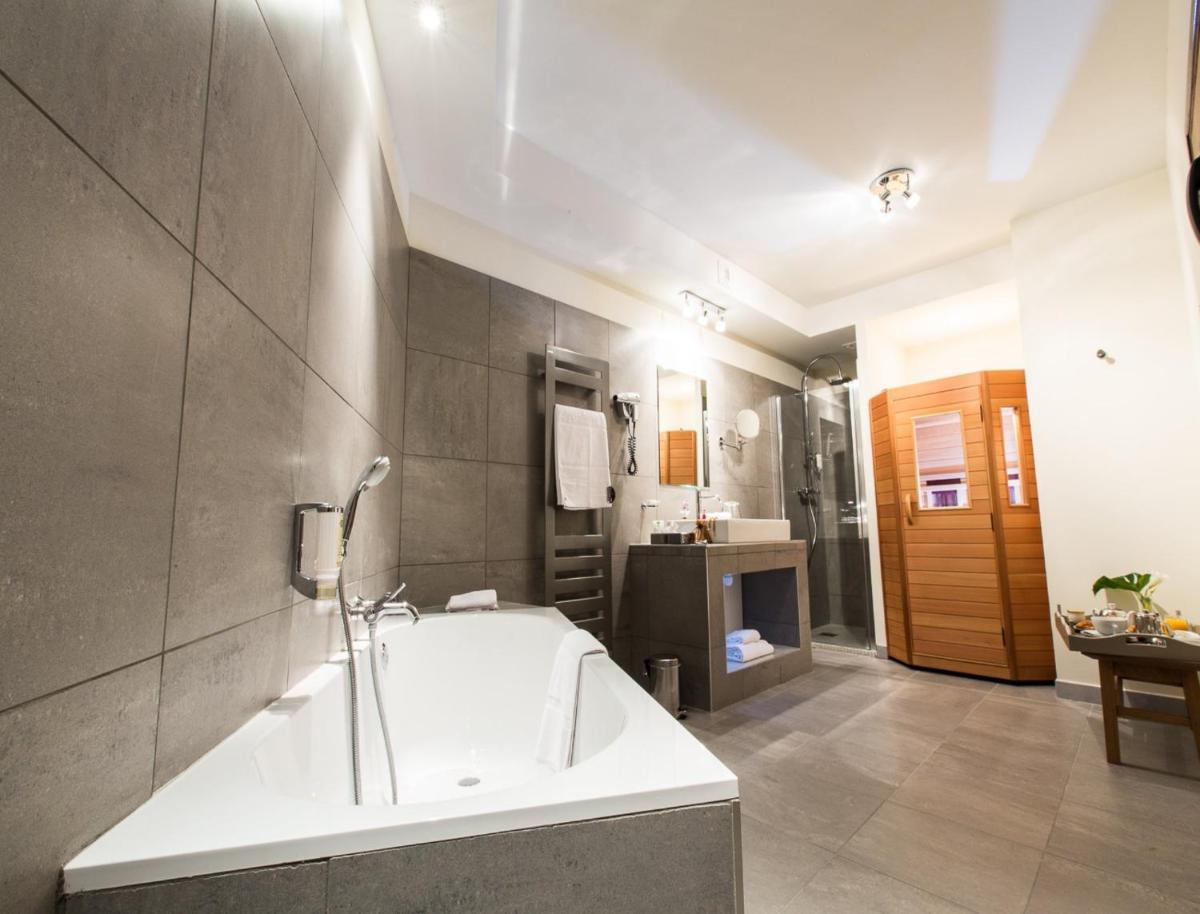 Salle de bains dans l'établissement Hôtel Spa Marotte
