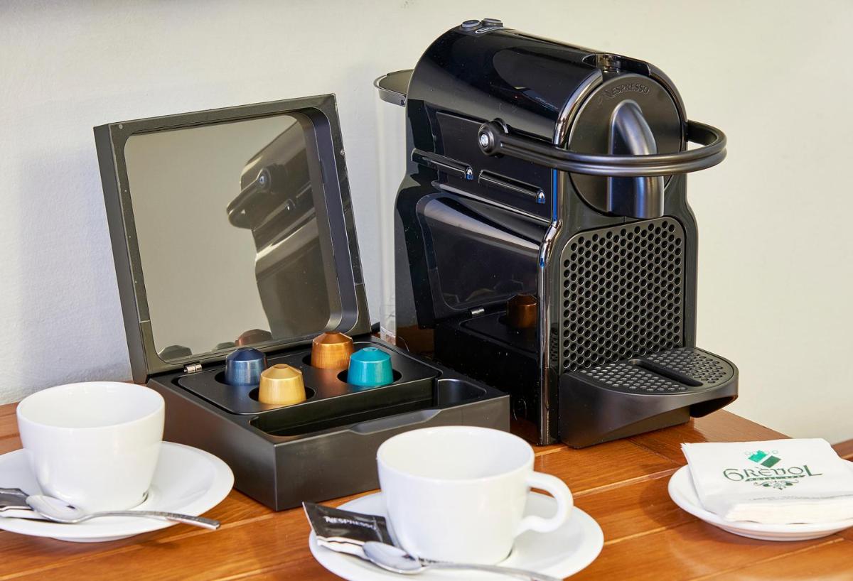 Utensilios para hacer té y café en Hotel Grèvol Spa