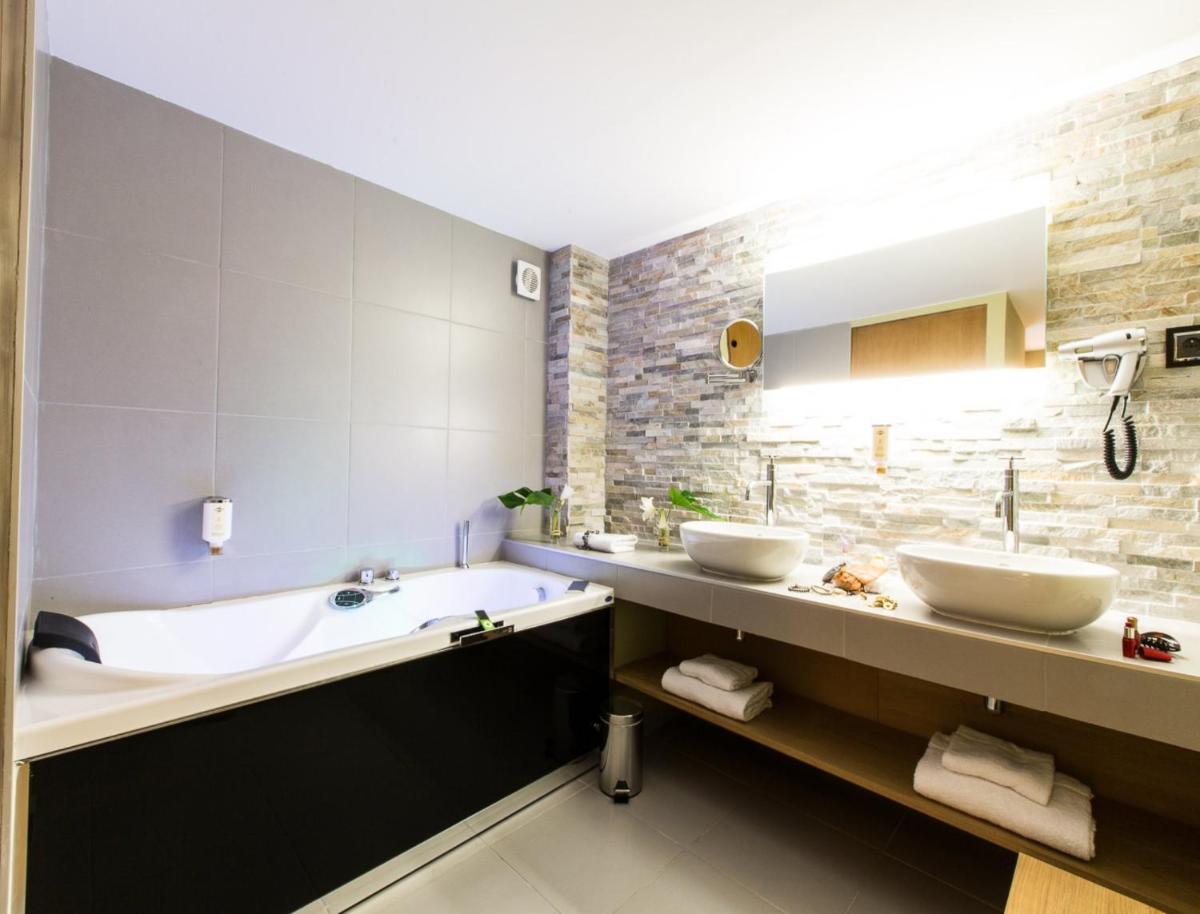 Salle de bains dans l'établissement Hôtel Spa Marotte