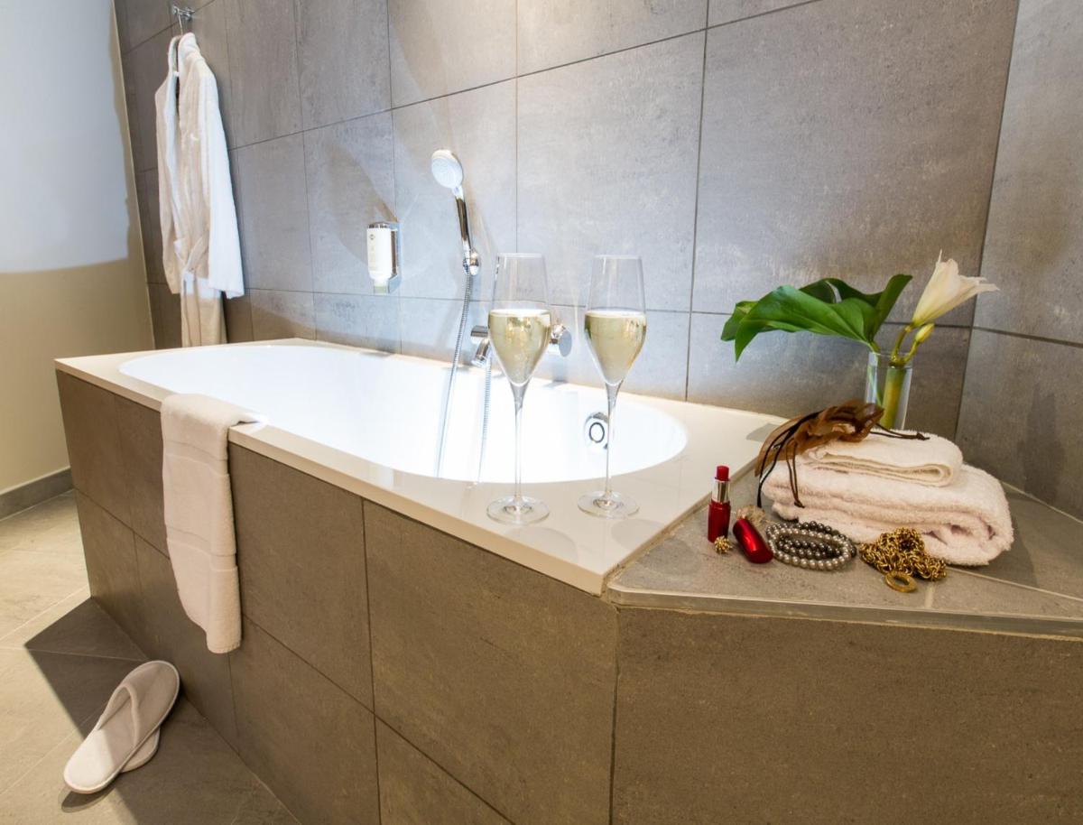 Salle de bains dans l'établissement Hôtel Spa Marotte