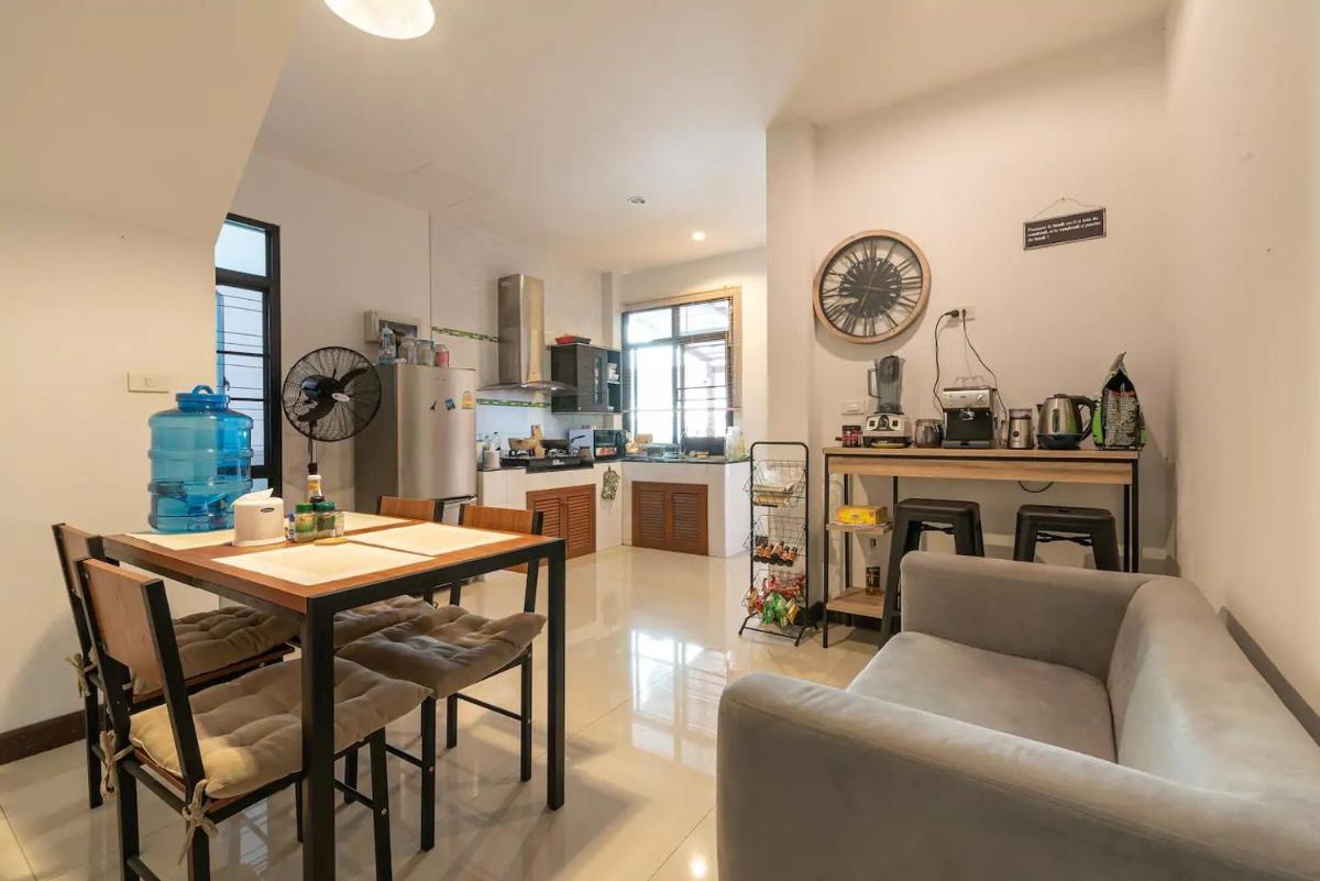 Loft Style Townhouse Near Old City - Housity