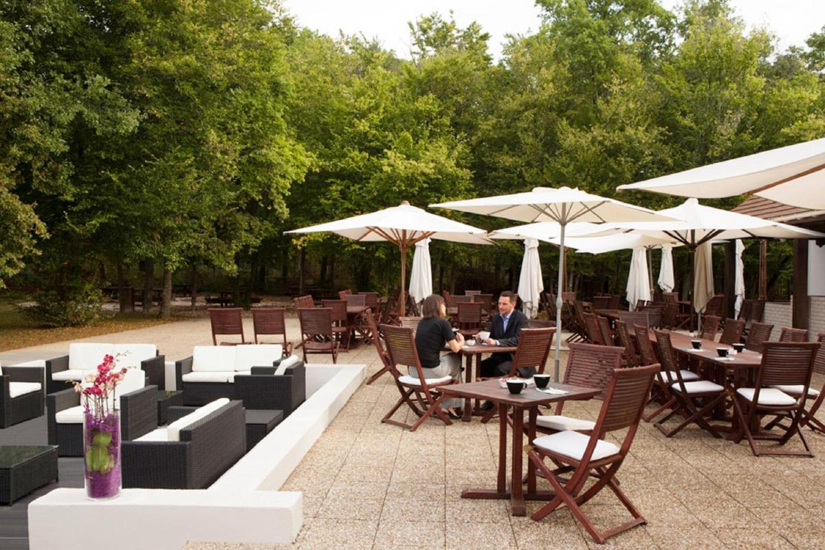 Restaurant ou autre lieu de restauration dans l'établissement Novotel Fontainebleau Ury