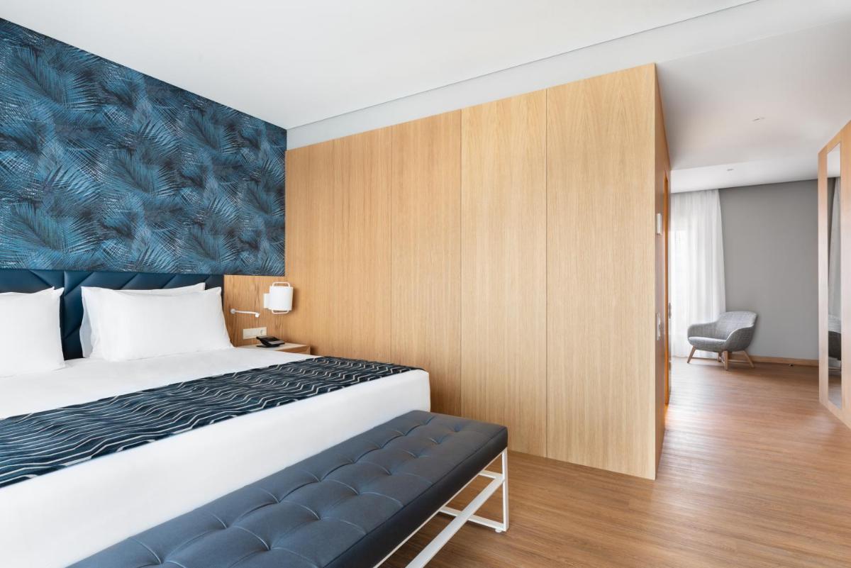 Uma cama ou camas num quarto em Eurostars Matosinhos