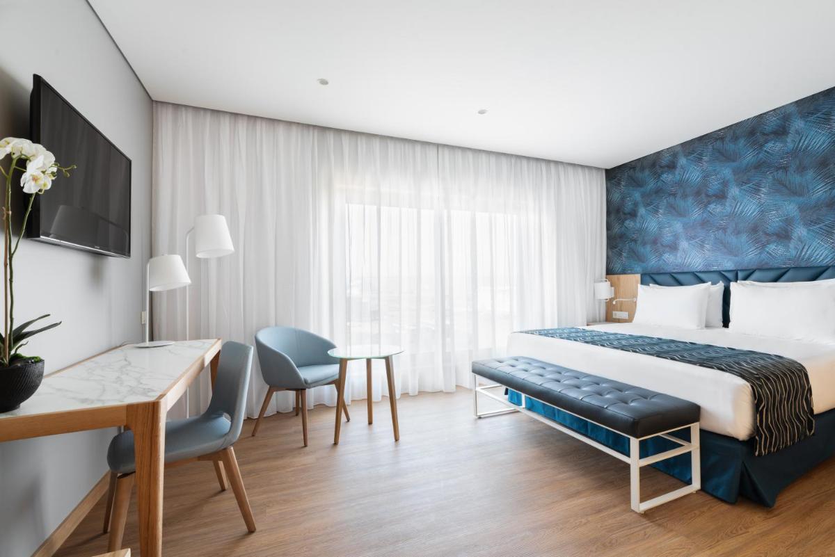 Uma cama ou camas num quarto em Eurostars Matosinhos