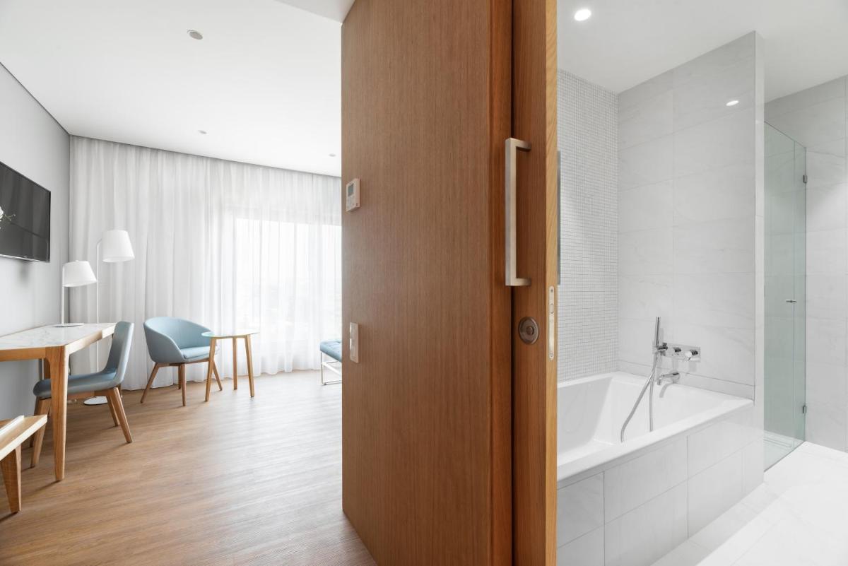 Uma casa de banho em Eurostars Matosinhos