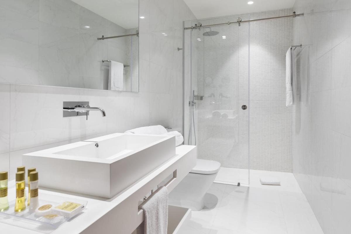 Uma casa de banho em Eurostars Matosinhos
