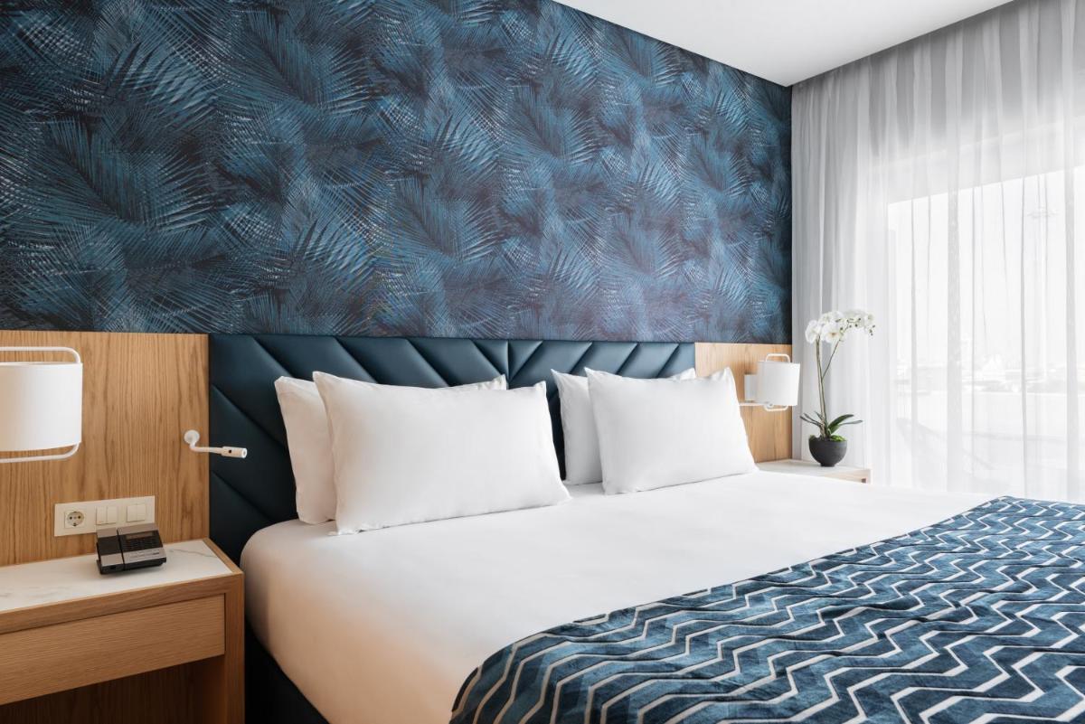 Uma cama ou camas num quarto em Eurostars Matosinhos