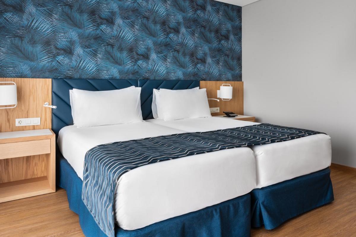 Uma cama ou camas num quarto em Eurostars Matosinhos