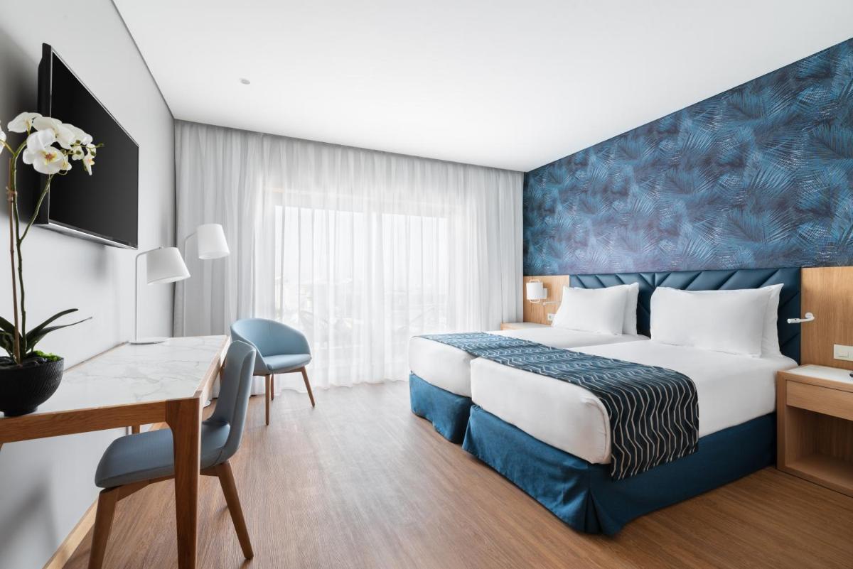 Uma cama ou camas num quarto em Eurostars Matosinhos